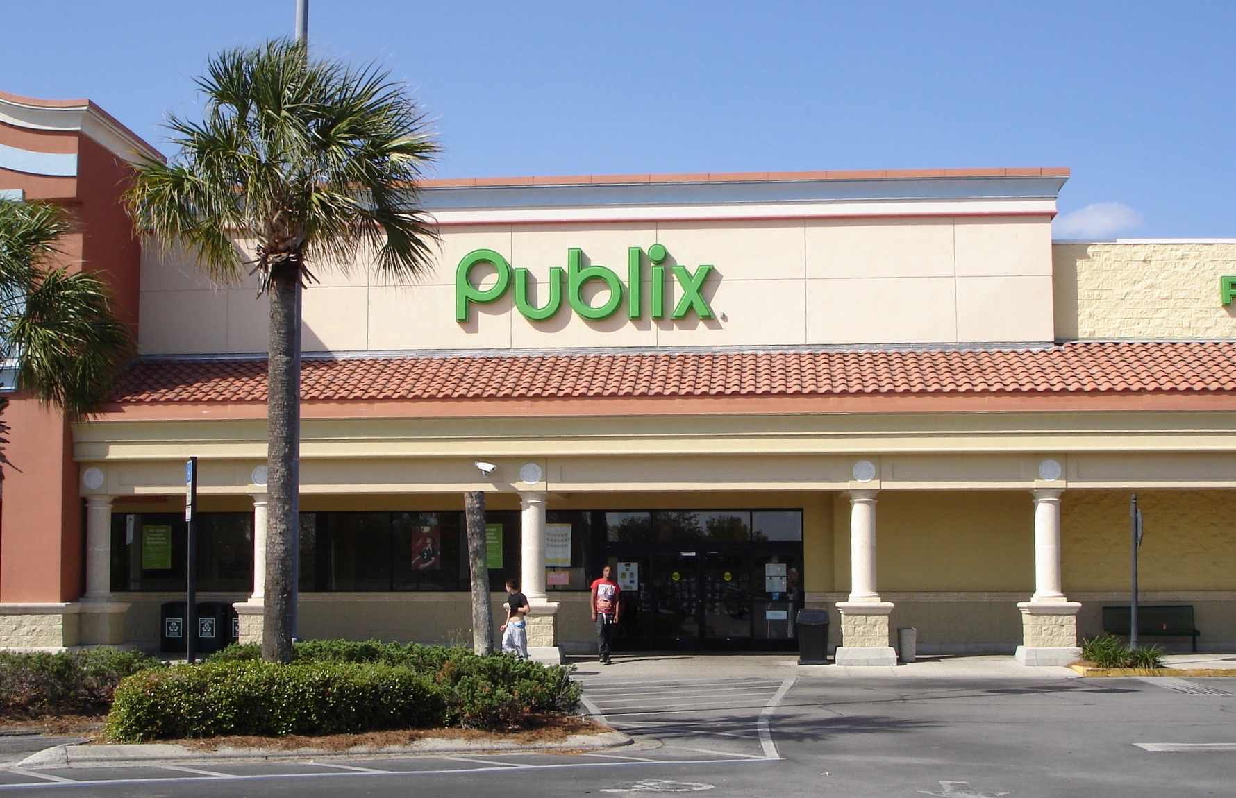 Publix at Spanish Plaines Shopping Center will be bulldozed and which publix have liquor stores