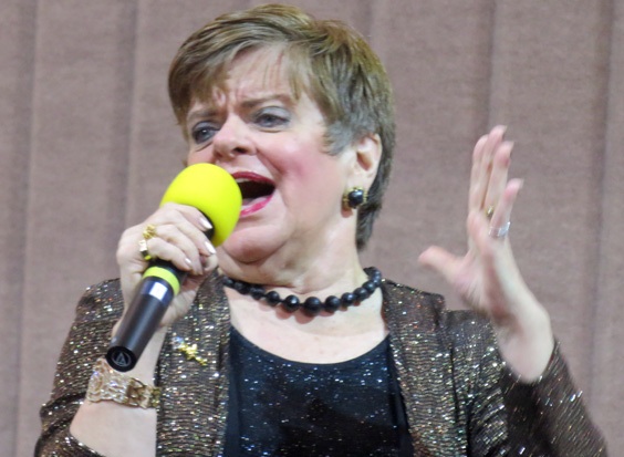 Energetic Billie Thatcher charms audience in Temple Shalom show