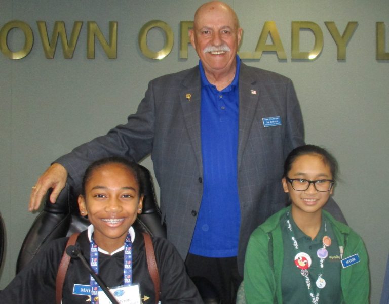 Mayor Richards with seventh graders