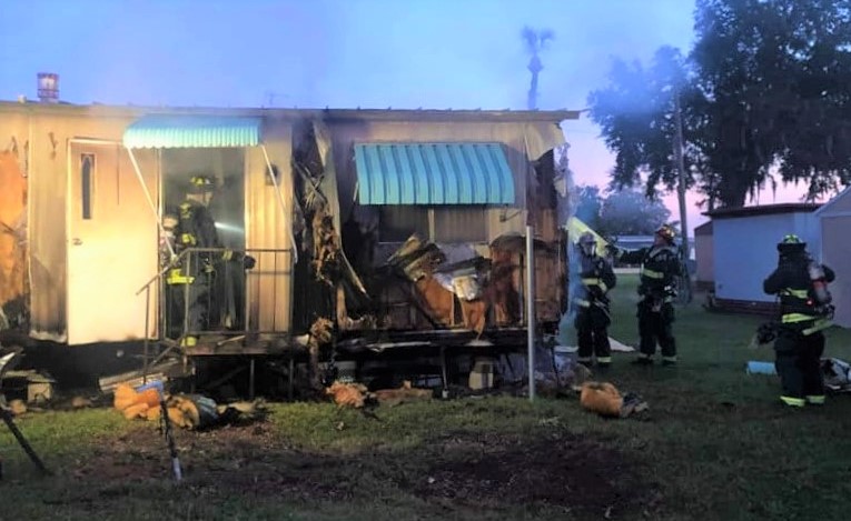 Leesburg firefighters battle blaze in vacant mobile home