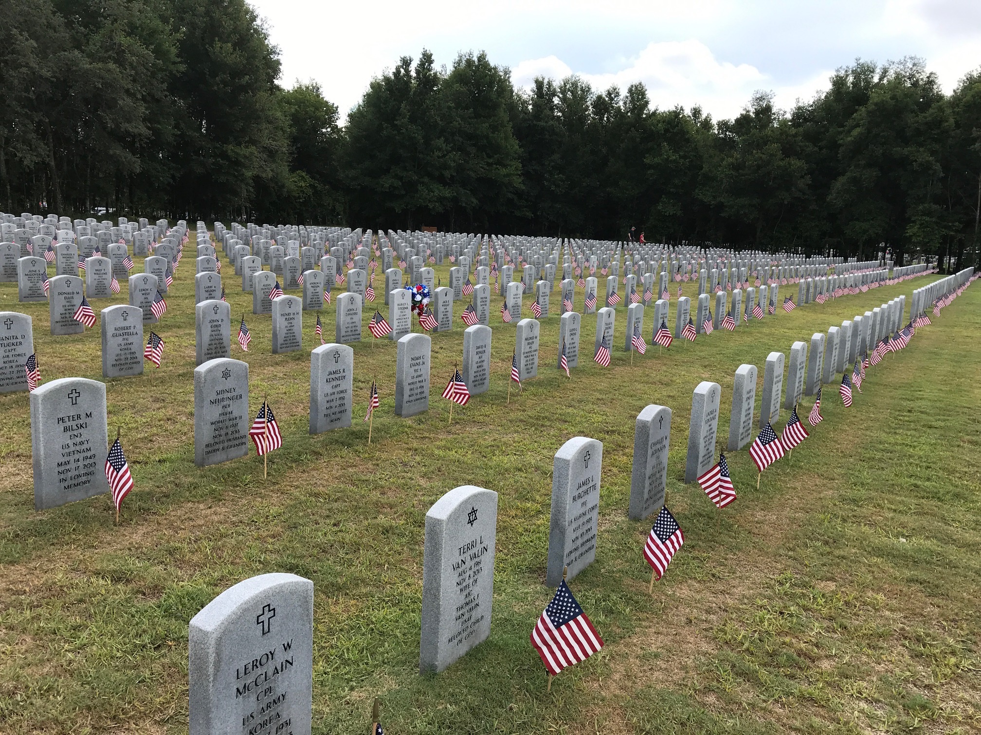 Group from The Villages places flags at veterans’ graves in Bushnell