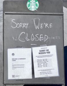 Este letrero explica el horario de Starbucks en Trailwinds Village
