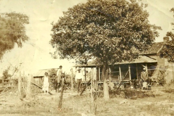 The Lou and Charlotte Williams Home in Royal in about 1930.