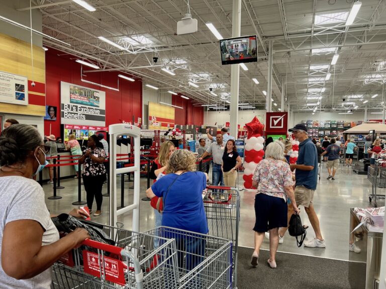 Enormous crowd shows up for opening of BJ’s Wholesale Club in Lady Lake