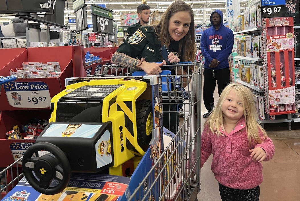 Juliette Iris was helped by Sheriff s Deputy Mccue as she fulfilled her Christmas dreams.