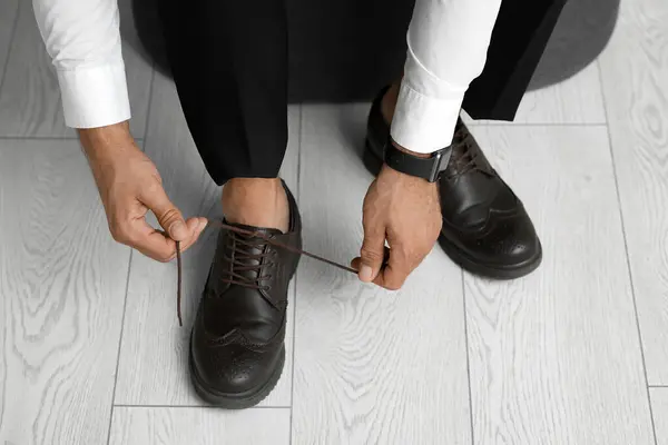 Tying shoes