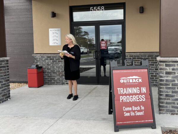 Diners were welcomed Saturday evenign at the new Outback Steakhouse at Trailwiinds Village Diners were welcomed Saturday evenign at the new Outback Steakhouse at Trailwiinds Village