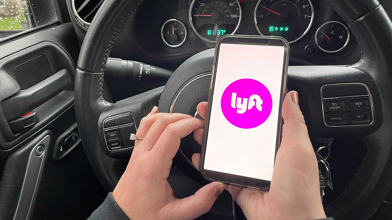 Lady Lyft driver terrorized by customer armed with zip ties