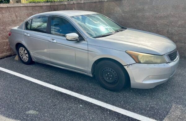 This apparently abadoned car has been parked for months at the Altamont Villas