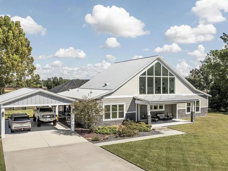 2055 E County Road 462 in Wildwood