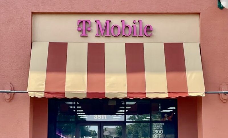 The T Mobile store at Southern Trace Plaza